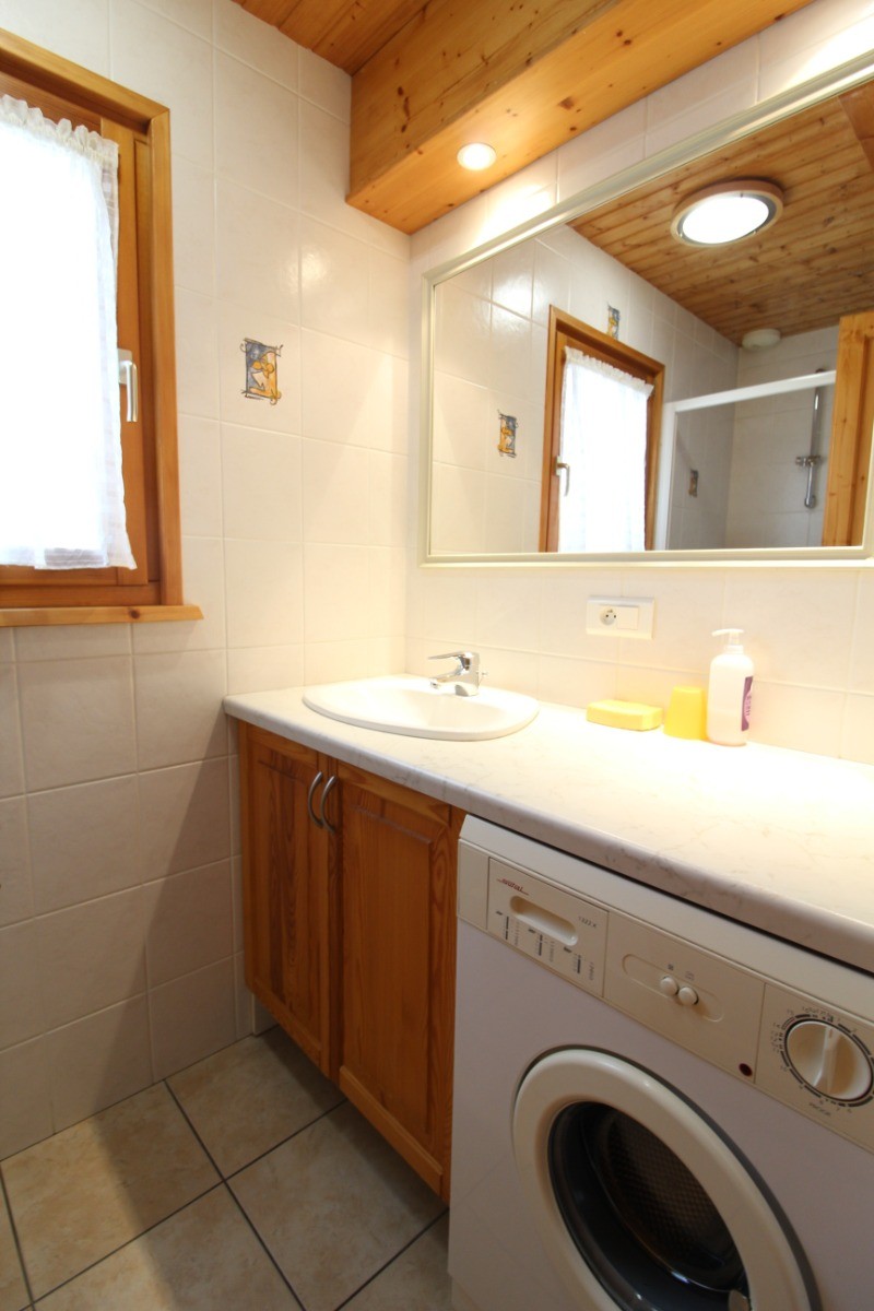 Salle d'eau avec une cabine de douche - Chalet Le Pergis à Xonrupt-Longemer