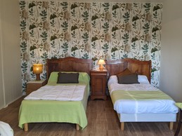 grande Chambre avec 3lits en 90 .
excellente literie . possibilité ajouter lit bébé