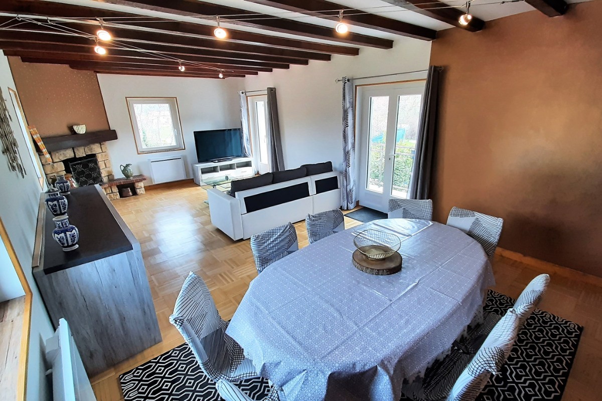 1er niveau - Séjour-salon-salle à manger avec accès direct sur le balcon.