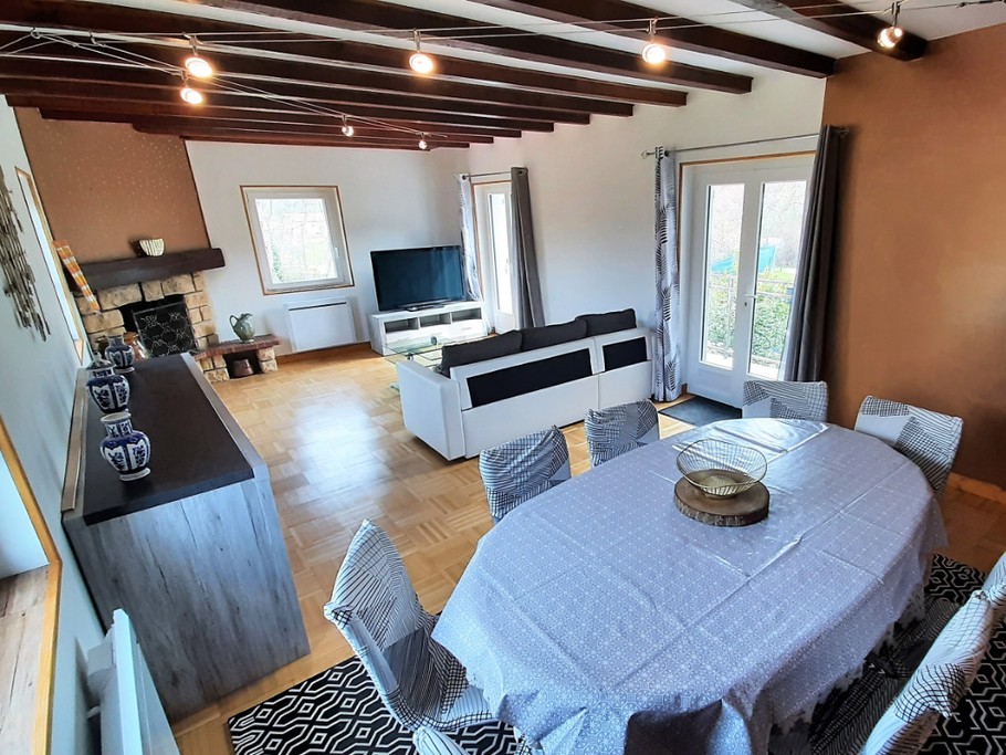 1er niveau - Séjour-salon-salle à manger avec accès direct sur le balcon.