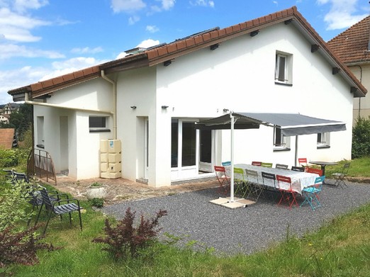 Terrasse extérieure avec salon de jardin et barbecue - Gîte de groupe Le Clos du Sapin Bleu à Saint-Dié-des-Vosges, Nature&Convivialité