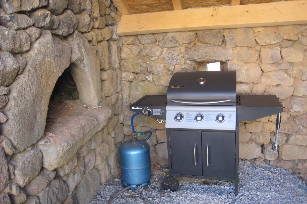 Le barbecue sous son abri