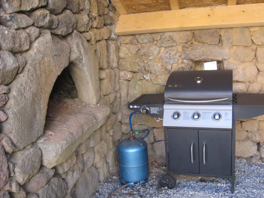 Le barbecue sous son abri