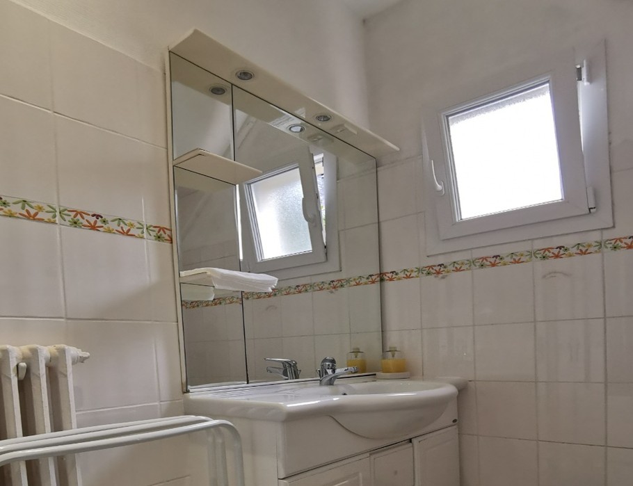 Salle d'eau avec WC au RDC