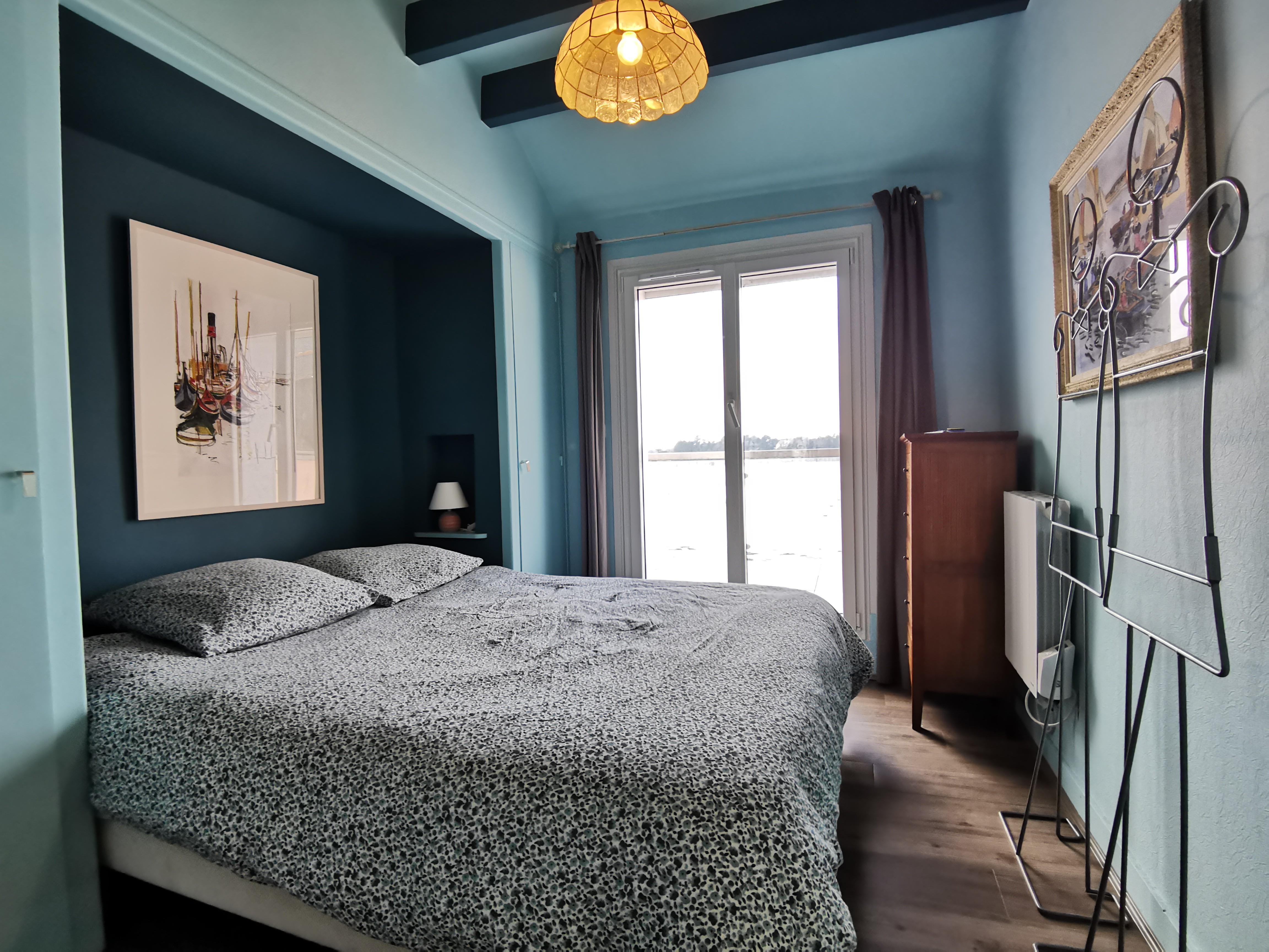 Au 1er étage: la chambre bleue avec accès terrasse