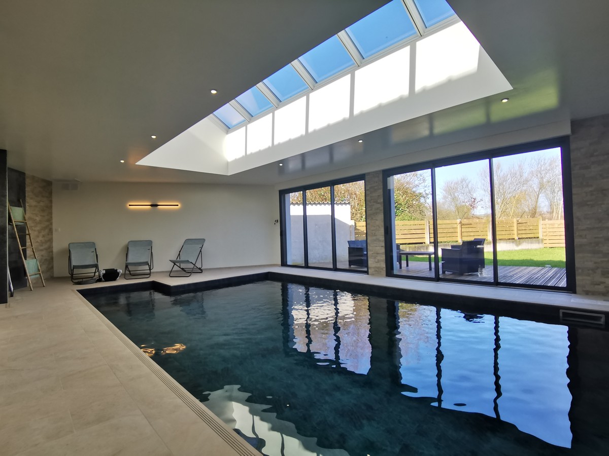 Maison avec piscine intérieure chauffée à 700m de la plage - Location ...