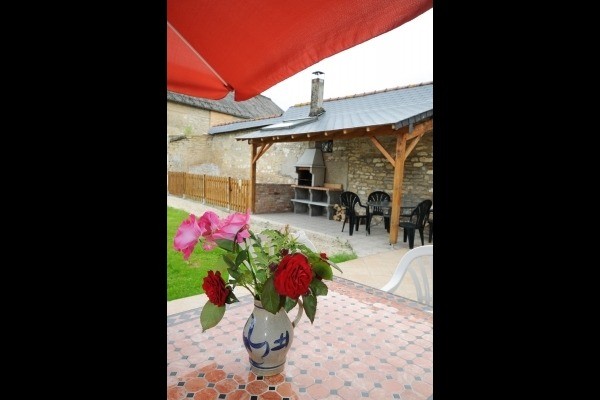 Terrasse couverte avec cheminée extérieure
