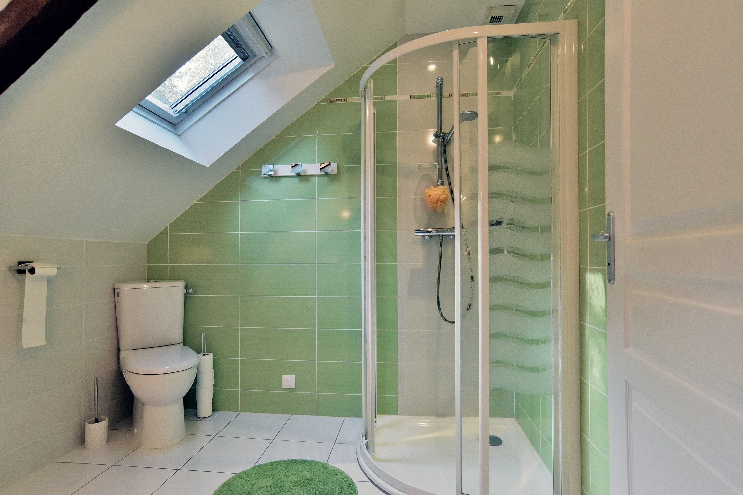 Salle d'eau au 2nd étage avec douche, meuble vasque et WC