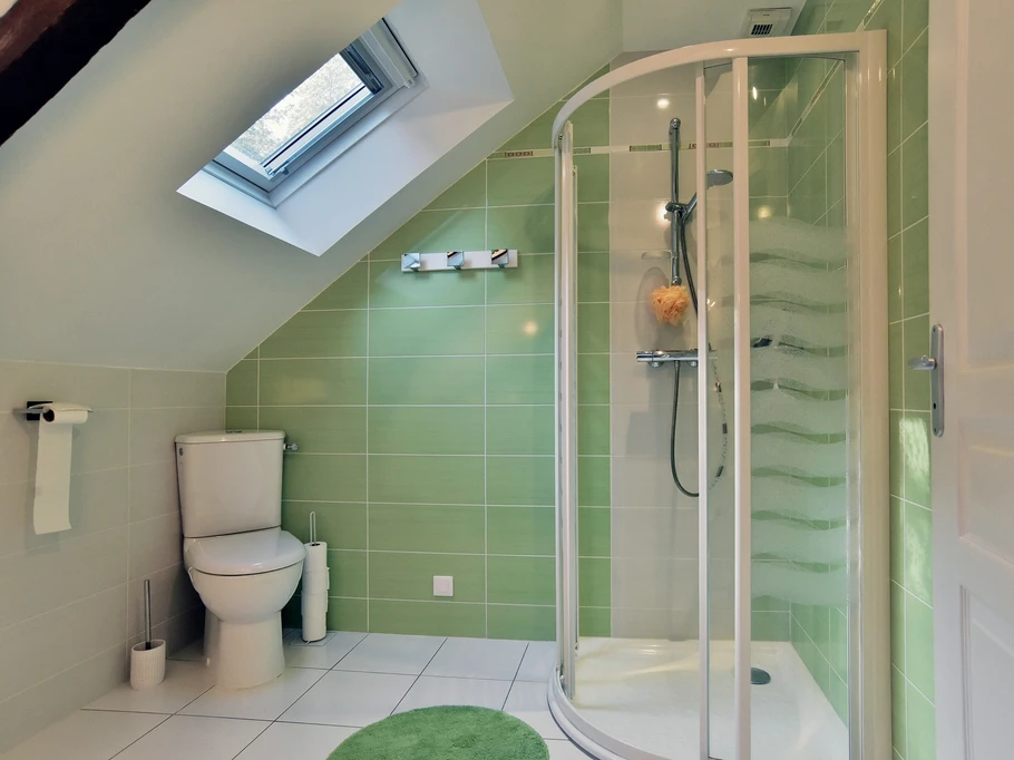 Salle d'eau au 2nd étage avec douche, meuble vasque et WC