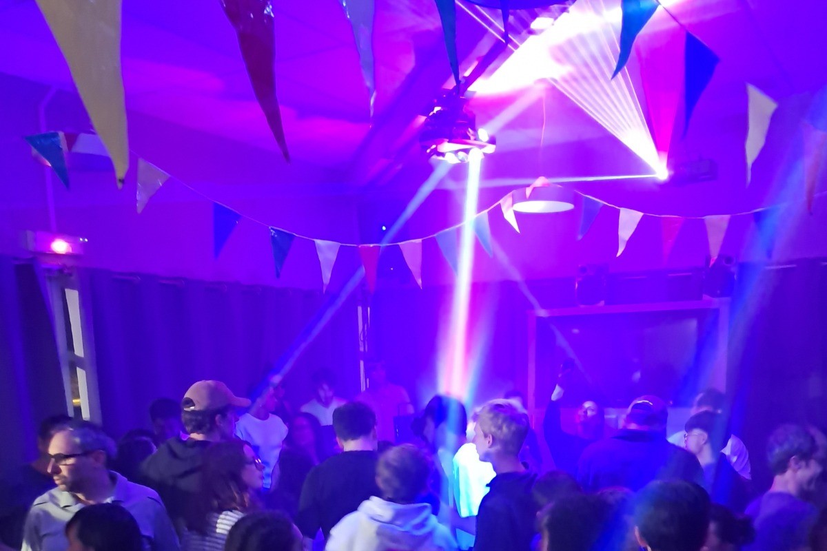 EN SAISON DU 6 JUILLET AU 23 AOÛT 20246 animations gratuites/semainedu dimanche au vendredi.concerts, loto, soirée barbecue, cinéma, soirée galette, DJ, karaoké….