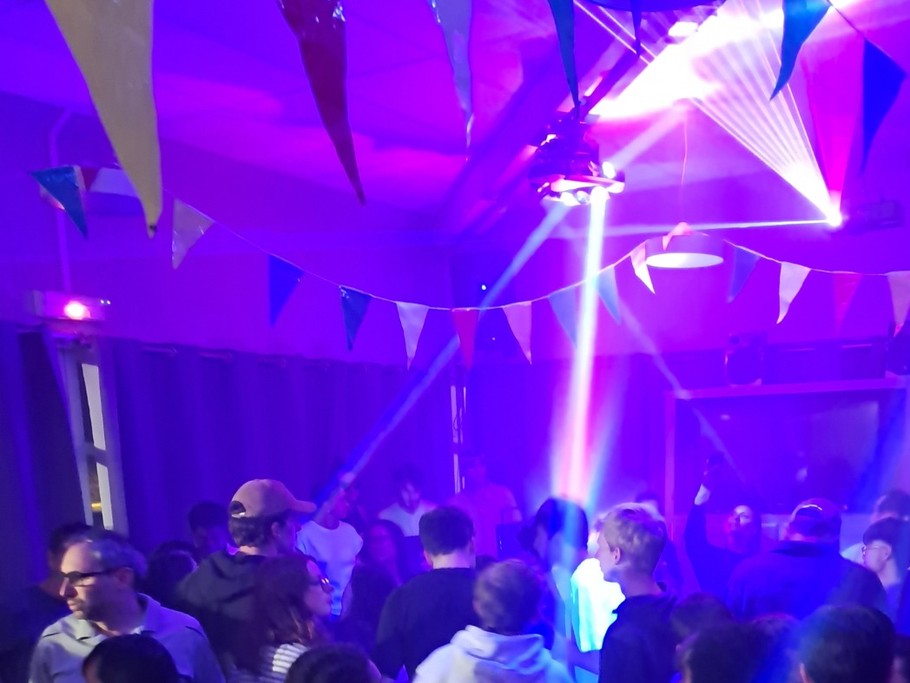 EN SAISON DU 6 JUILLET AU 23 AOÛT 20246 animations gratuites/semainedu dimanche au vendredi.concerts, loto, soirée barbecue, cinéma, soirée galette, DJ, karaoké….