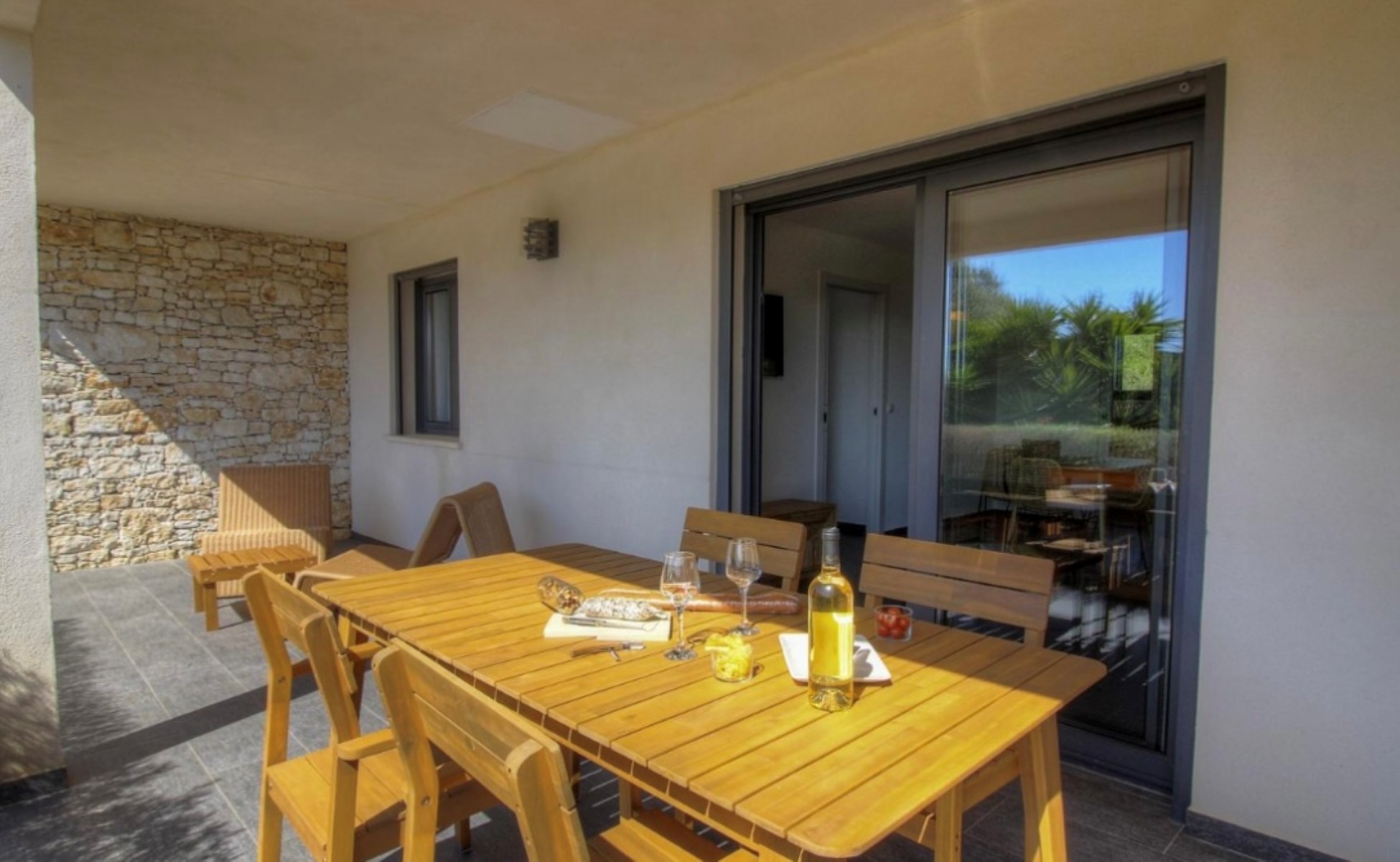 Vue générale de la terrasse du gîte Lili