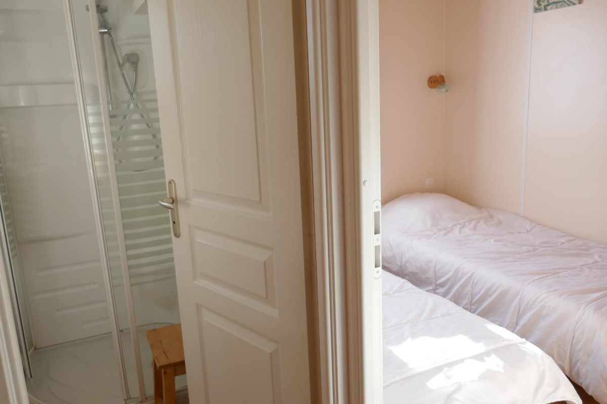 Salle d'eau et chambre