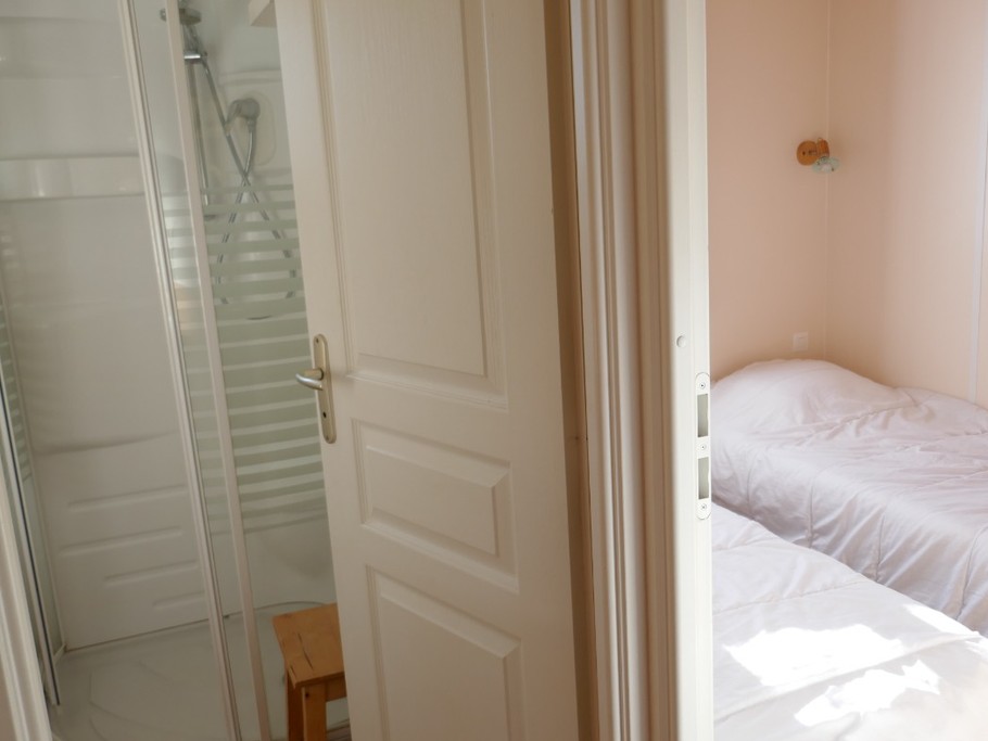 Salle d'eau et chambre