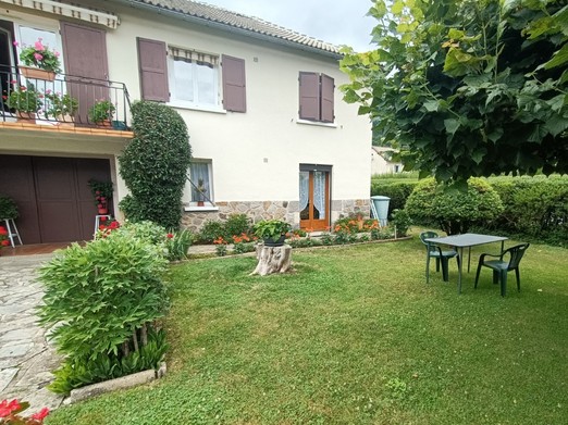 Front of cosy flat Vic-sur-Cère with private garden Cantal