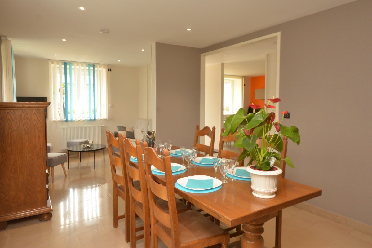 Espace repas contigu au salon