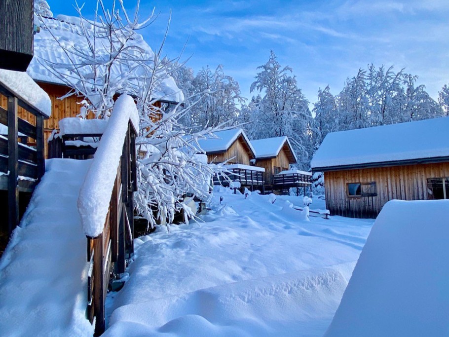 Evasion au Naturel - Balcon de Marcieu - vue du jardin sur les chalets et l'escalier du  gite de groupe - après une chute de neige en hiver au col de Marcieu en Chartreuse