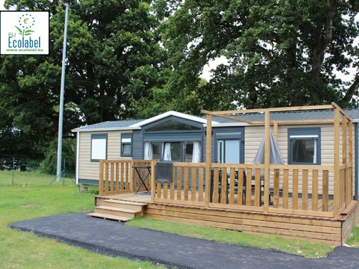 OUVERTS TOUTE L’ANNÉE, LES MOBIL-HOMES DE CONCEPTION MODERNE, PERMETTENT D’ACCUEILLIR JUSQU’À 8 PERSONNES AVEC 3 CHAMBRES ET 2 SALLES D’EAU.