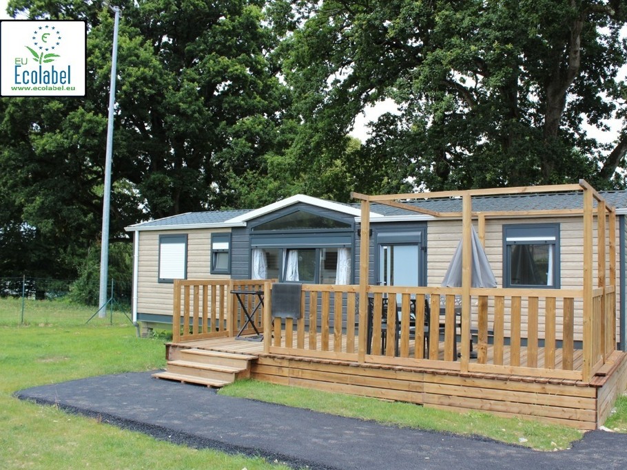 OUVERTS TOUTE L’ANNÉE, LES MOBIL-HOMES DE CONCEPTION MODERNE, PERMETTENT D’ACCUEILLIR JUSQU’À 8 PERSONNES AVEC 3 CHAMBRES ET 2 SALLES D’EAU.