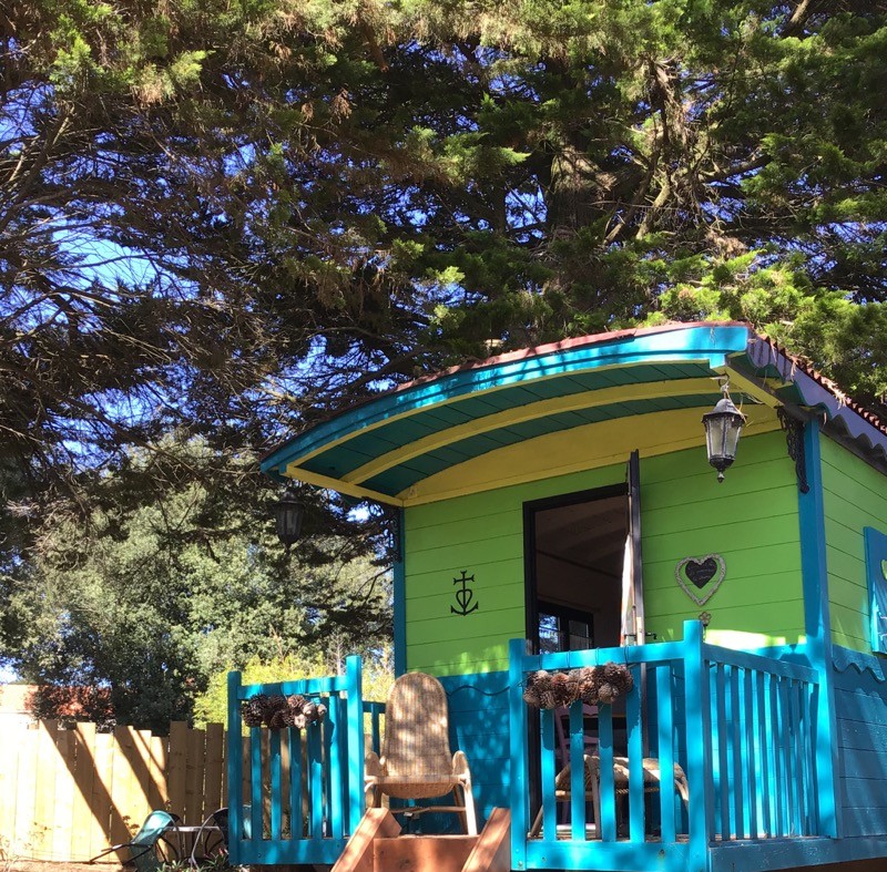 Nichée dans notre jardin, la roulotte « la bohème de cocagne » Juste par hasard