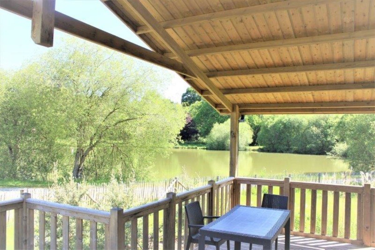 La grande terrasse semi couverte vous permettra de profiter de l’extérieur dans les meilleures conditions.