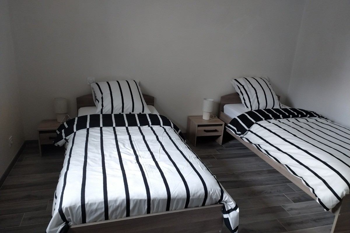 chambre 3 avec  2 lits