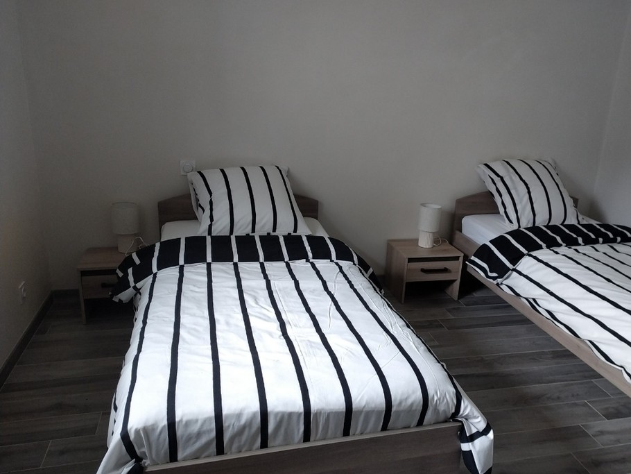 chambre 3 avec 2 lits