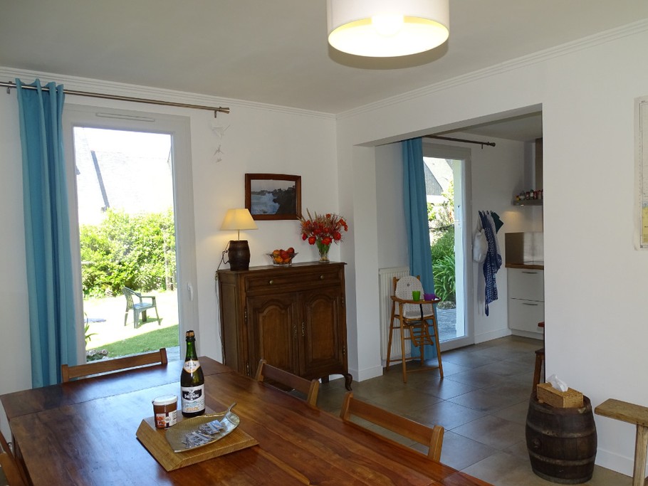 Séjour ouvert sur la cuisine et terrasses Est et Ouest