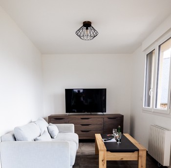 Cuisine entièrement équipée, coin salon et coin séjour avec table à manger