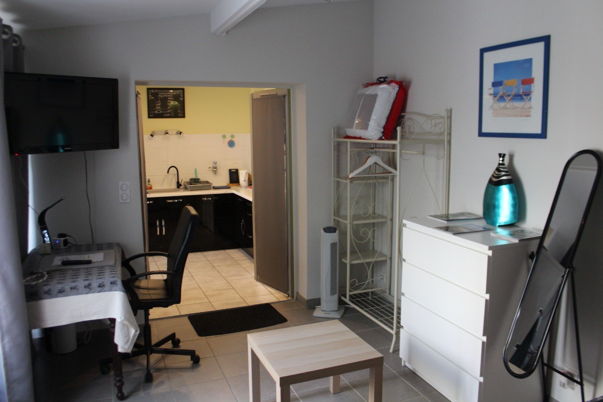 dans la chambre un coin bureau.  et un accès  au jardin comme à cuisine/séjour