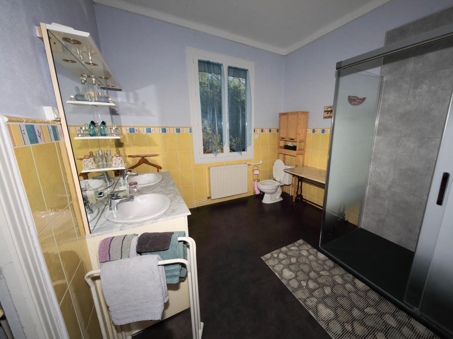 biros bedroom bathroom