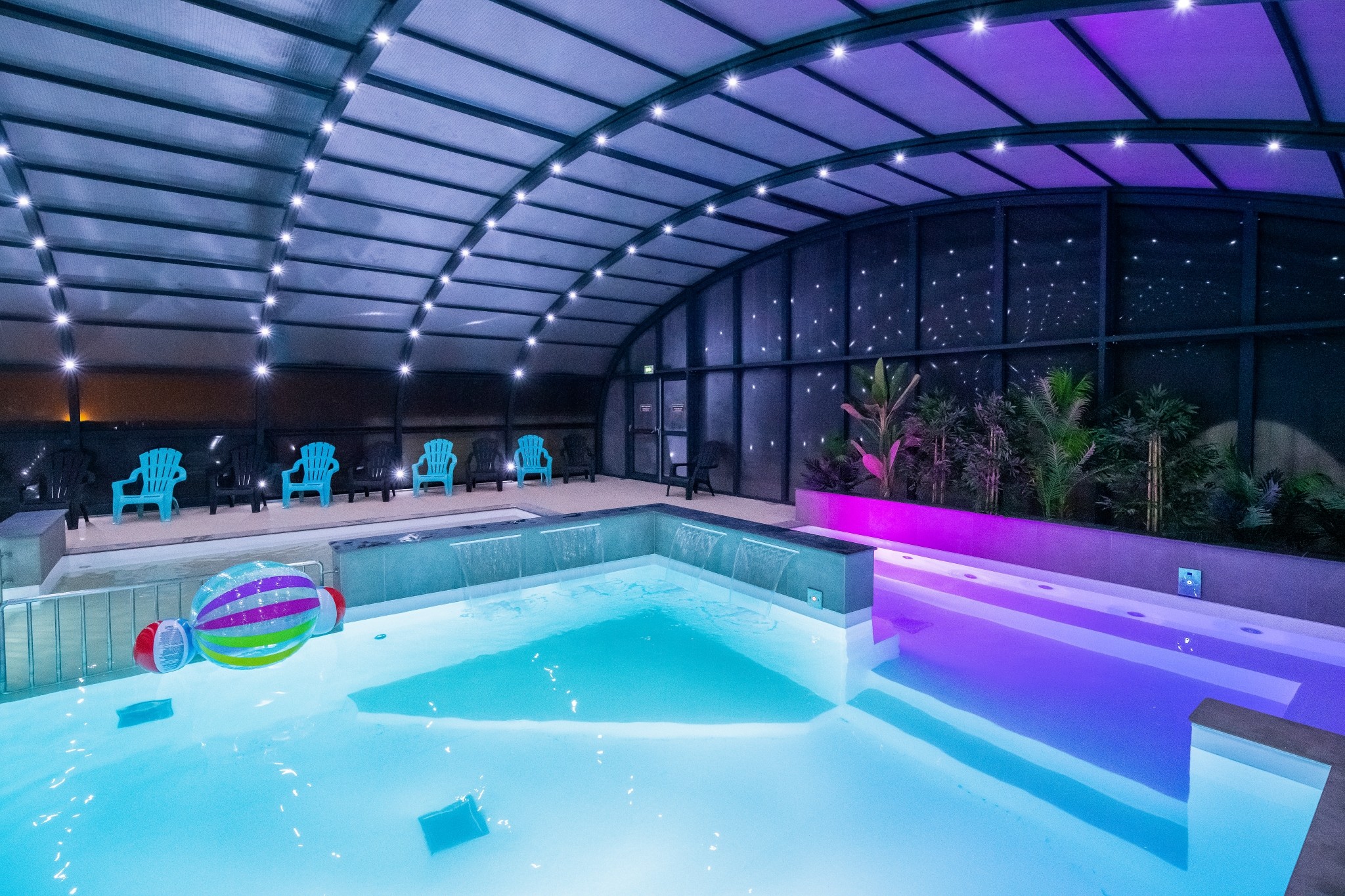 piscine couverte avec cascade, jet de massage