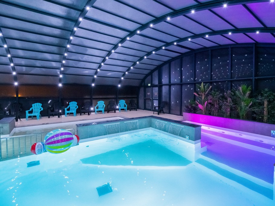 piscine couverte avec cascade, jet de massage