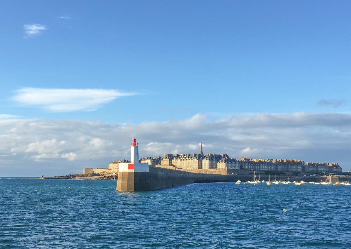 Le Môle des Noirs à Saint-Malo, ancienne cité corsaire
