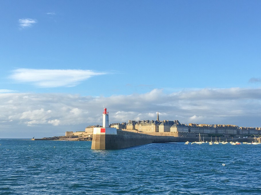 Le Môle des Noirs à Saint-Malo, ancienne cité corsaire