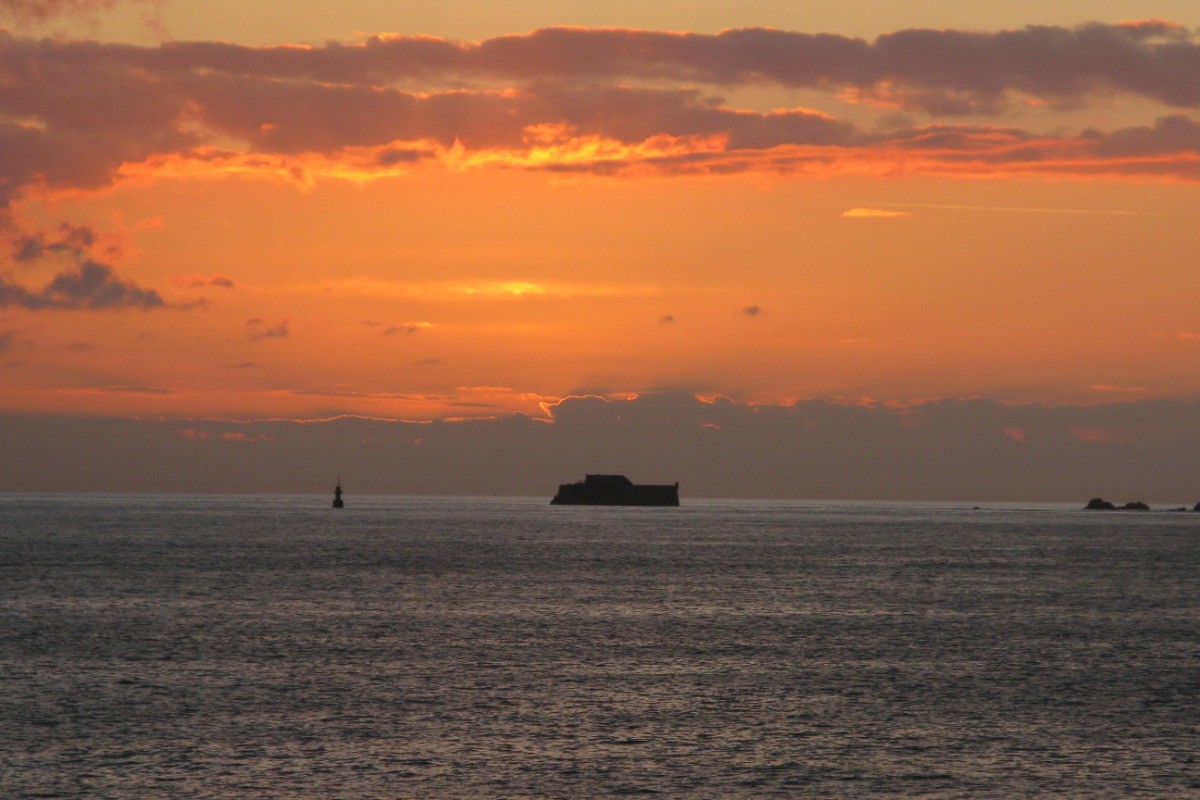 Vue mer et coucher du soleil depuis la véranda et accès direct à la plage du Minihic à Saint-Malo depuis la résidence.