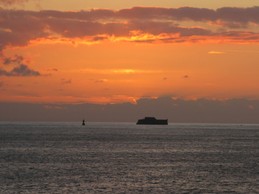 Vue mer et coucher du soleil depuis la véranda et accès direct à la plage du Minihic à Saint-Malo depuis la résidence.