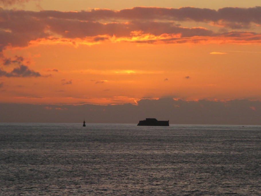 Vue mer et coucher du soleil depuis la véranda et accès direct à la plage du Minihic à Saint-Malo depuis la résidence.