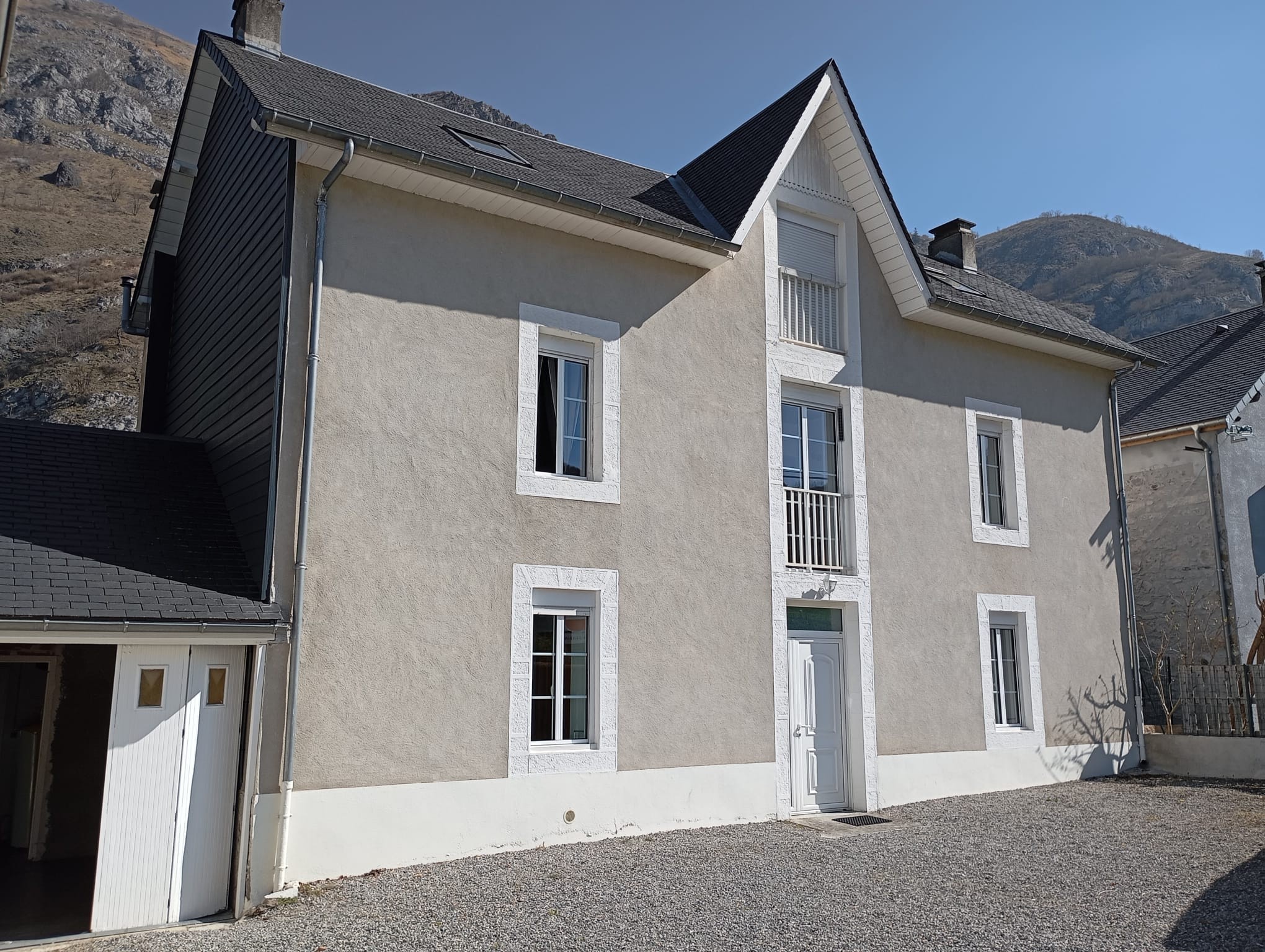 Front of gîte with storage room adjoining the 2 gîtes for bikes, skis, etc.....