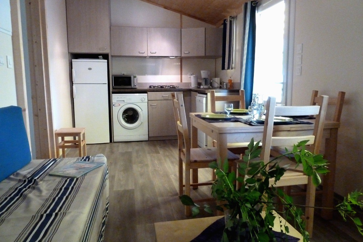 la cuisine américaine (lave linge-lave vaisselle- frigo congélateur- micro ondes etc) du Chalet Les Jardins de st Pierre sur l'ile d'Oléron en Charente maritime