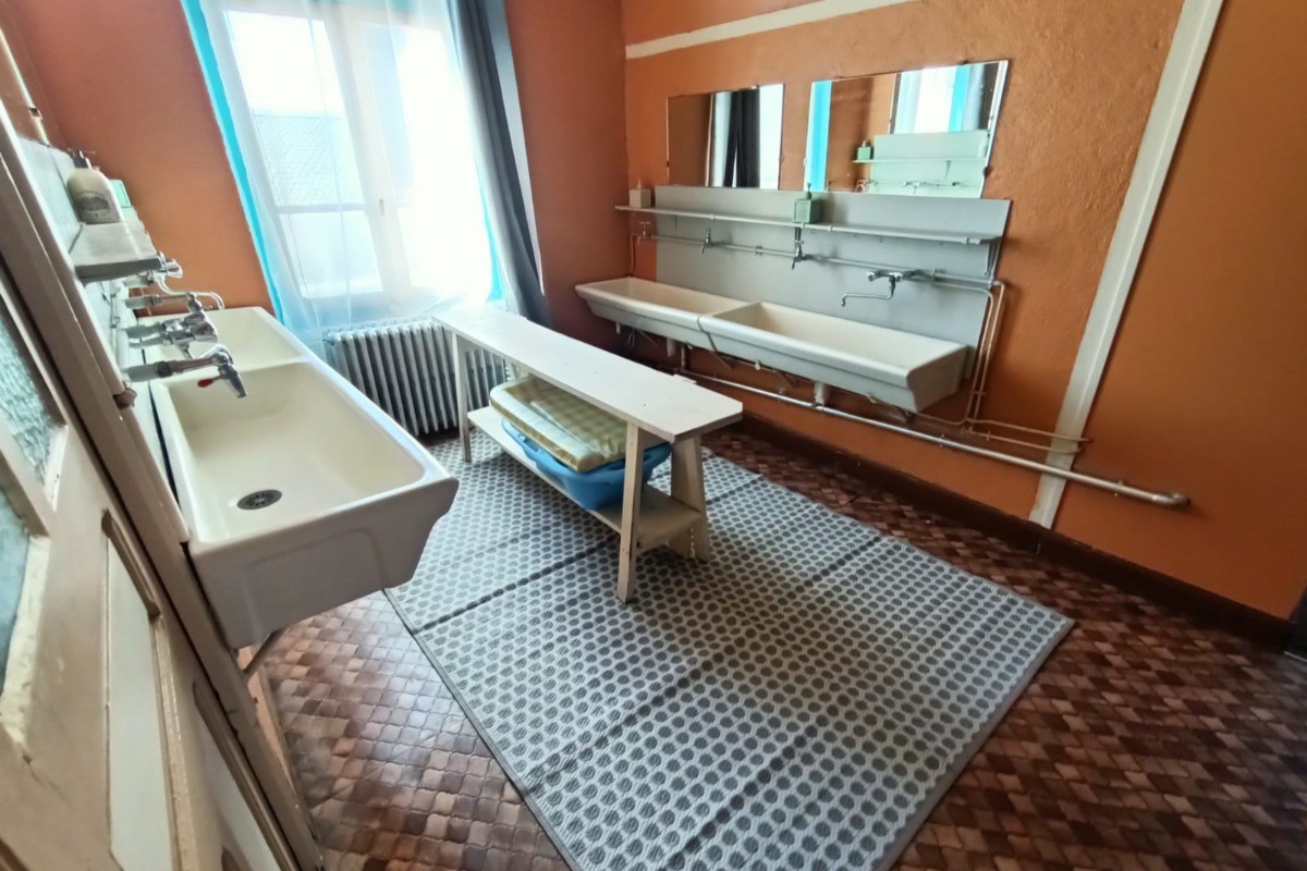 Ancien dortoir sanitaires