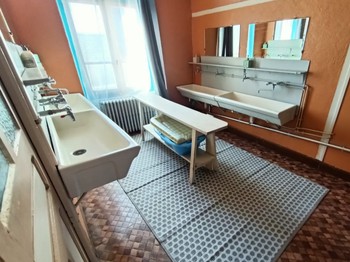 Ancien dortoir sanitaires