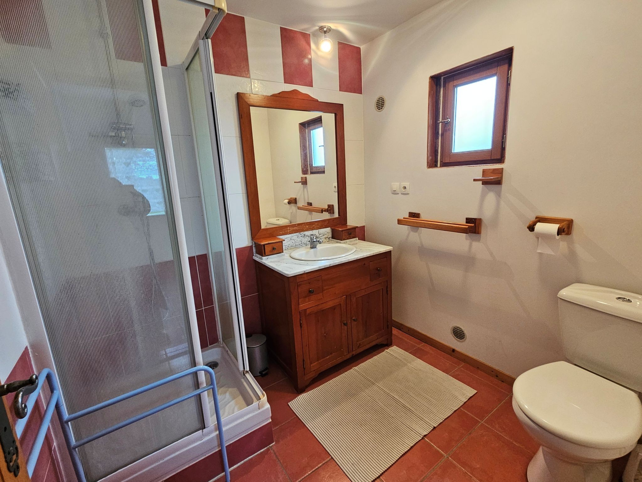 Salle d'eau et toilettes au rez de chaussée