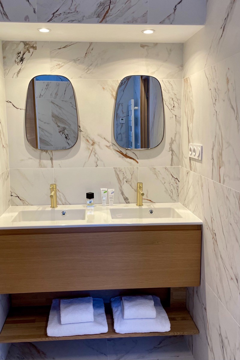 Salle d'eau chambre jardin avec douche spacieuse