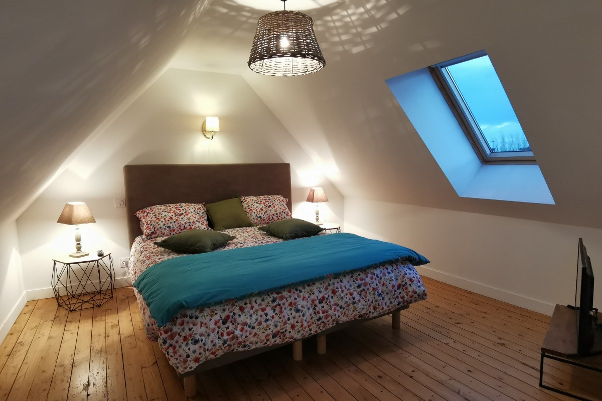 Etage 2: Chambre 3 avec lit 180 et TV