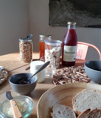 Petit déjeuner fait maison et local à Lassenat éco-maison d'Hôtes en Gascogne