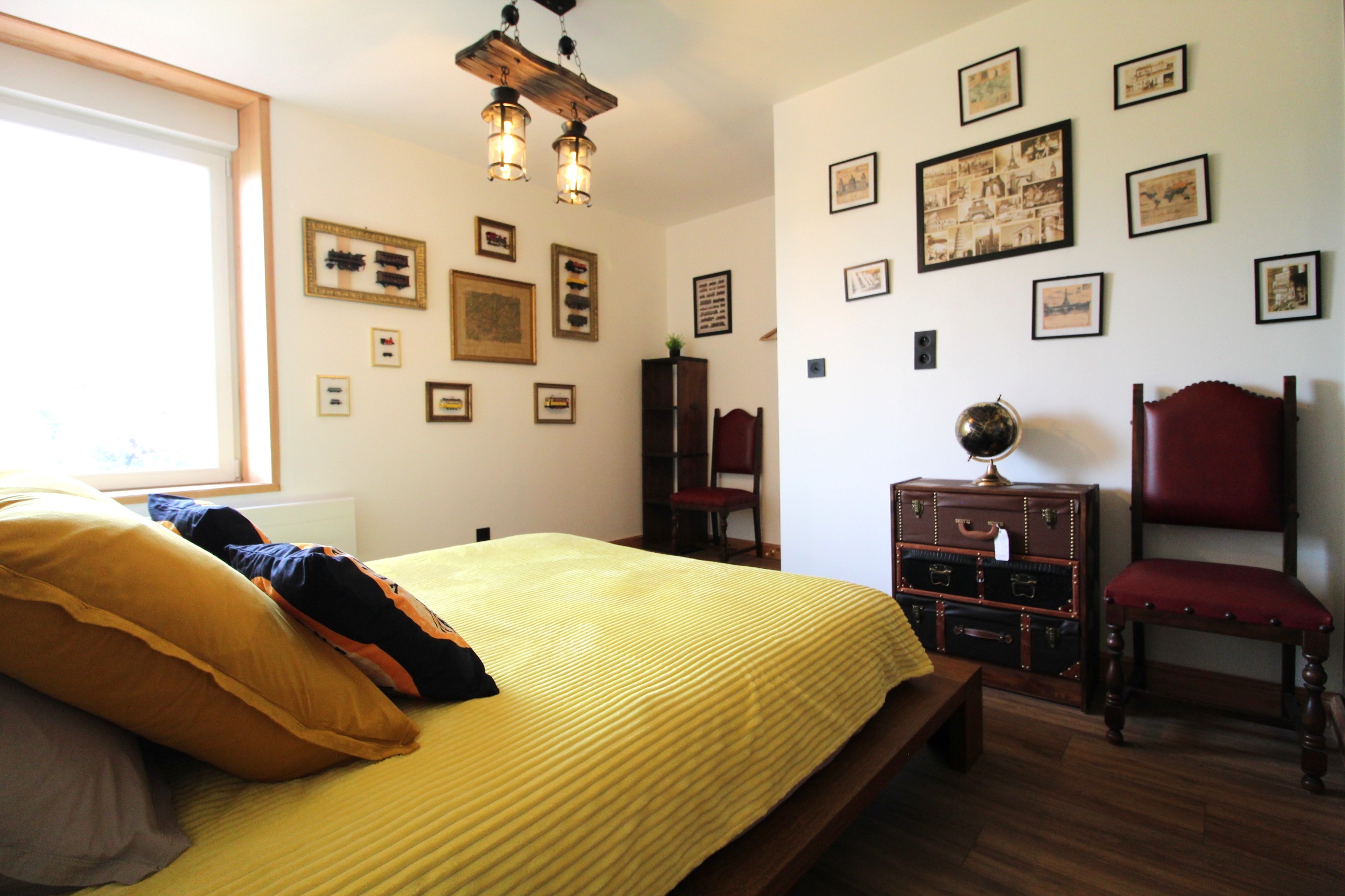 Chambre Jaune "Voyage en train" - Gîte de la gare d'Anould