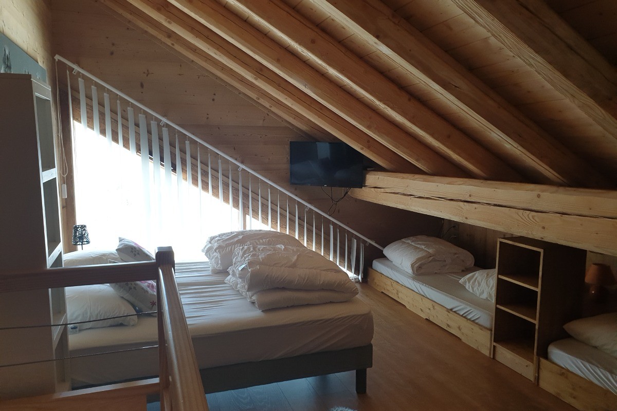 Chambre à l'étage avec 4 lits simples
