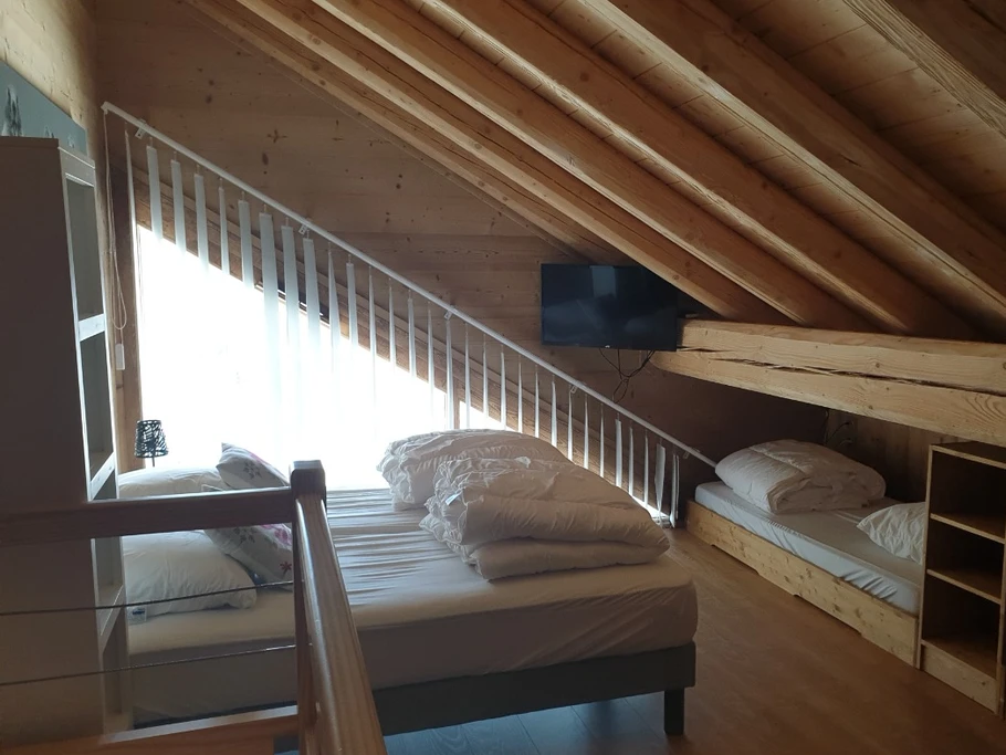 Chambre à l'étage avec 4 lits simples