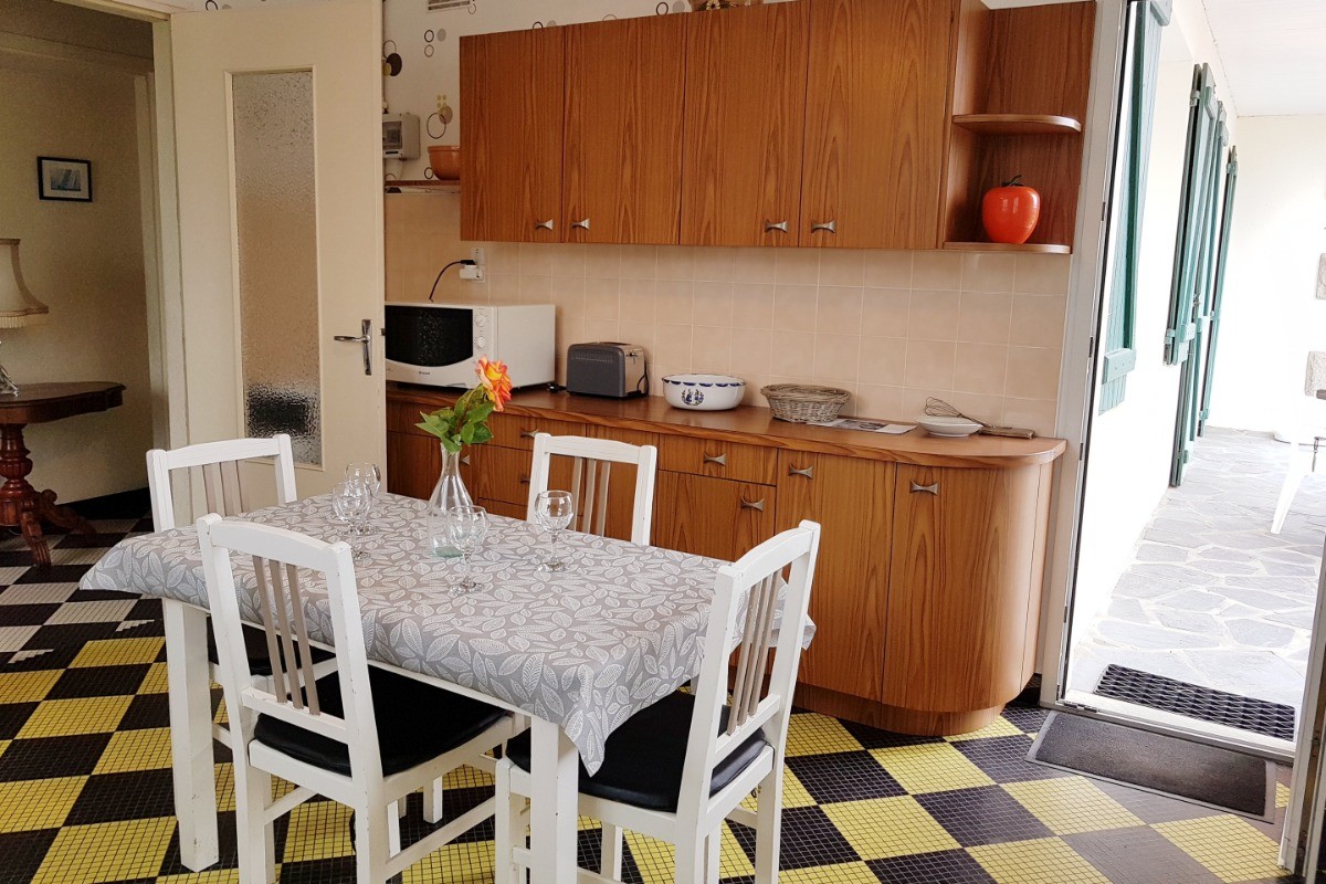 Cuisine indépendante, aménagée et bien équipée. Accès direct de la cuisine sur la terrasse